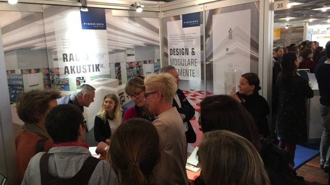Riesiger Andrang bei der Schulbau in Frankfurt