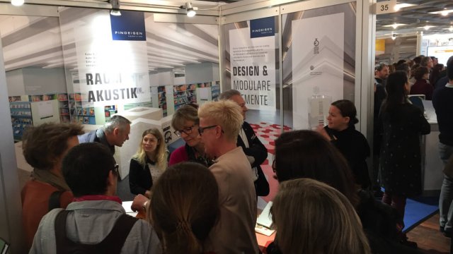 Riesiger Andrang bei der Schulbau in Frankfurt